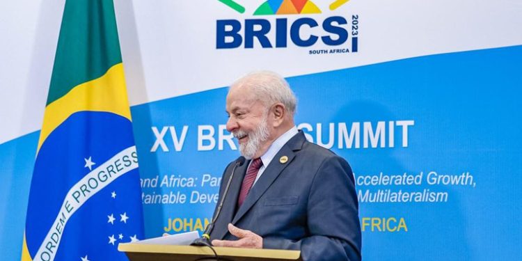 Lula critica tarifa de 50% imposta por Trump e defende autonomia comercial do Brics