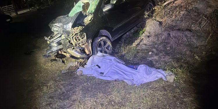 Colisão entre carro e moto deixa duas pessoas mortas na BA-120, entre Algodão e Gandu