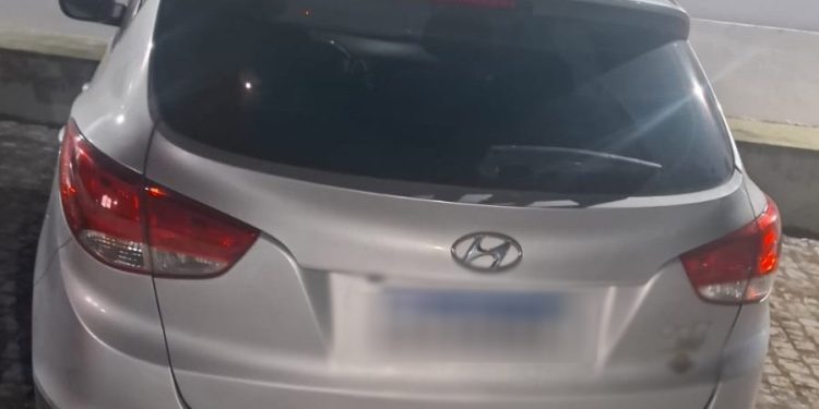 Polícia Militar recupera veículo com restrição de roubo em Jaguaquara