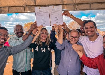 Prefeita Edione assina ordem de serviço para construção de Espaço Esportivo em Jaguaquara
