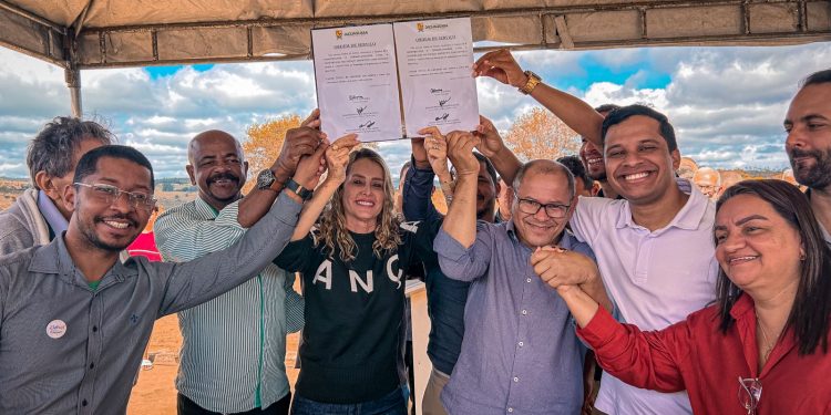 Prefeita Edione assina ordem de serviço para construção de Espaço Esportivo em Jaguaquara