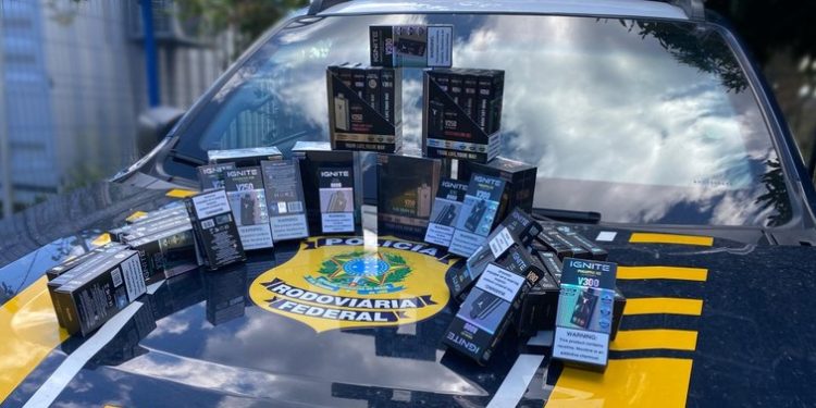 PRF apreende 60 cigarros eletrônicos proibidos em ônibus na BR-116, em Jequié