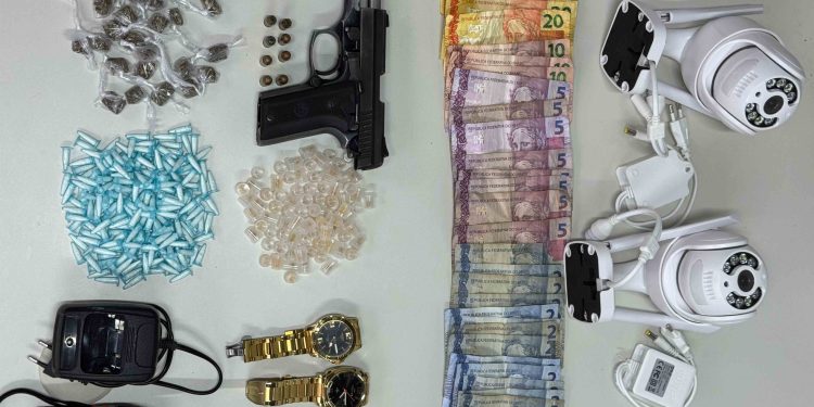 Polícia Militar apreende arma, drogas e câmeras e rádio usados para monitorar viaturas em Santa Inês