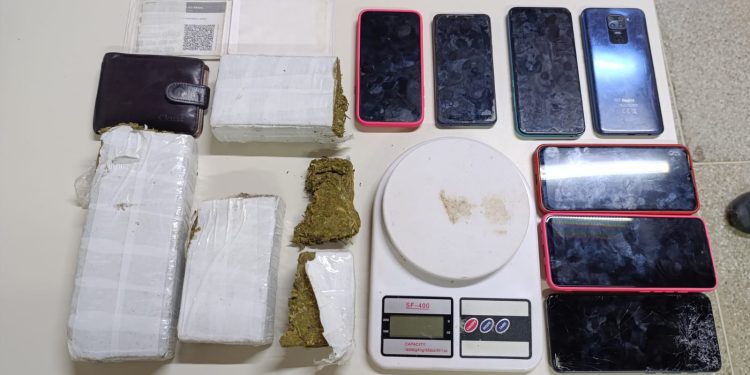 Polícia Militar prende três homens por tráfico de drogas em Jaguaquara