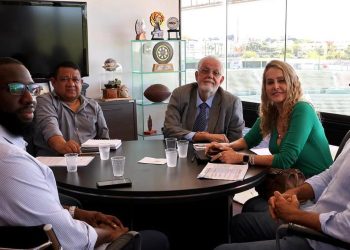 Prefeita de Jaguaquara se reúne com SUDESB para viabilizar construção de estádio de futebol no Entroncamento
