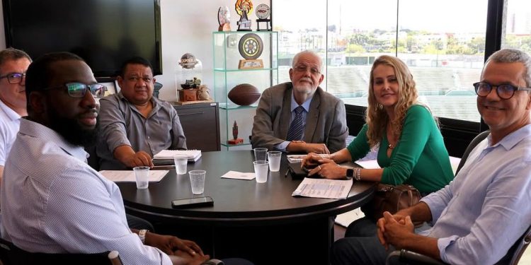 Prefeita de Jaguaquara se reúne com SUDESB para viabilizar construção de estádio de futebol no Entroncamento