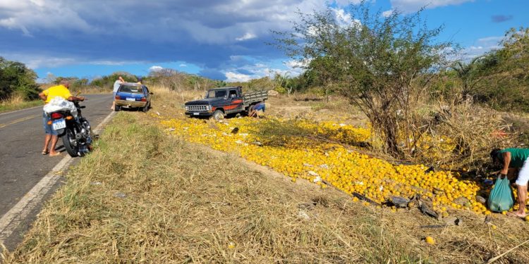 Caminhão carregado de tangerinas sai da pista em Planaltino; ninguém ficou ferido