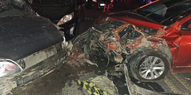 Acidente com três carros deixa feridos na BR-420, na entrada de Jaguaquara