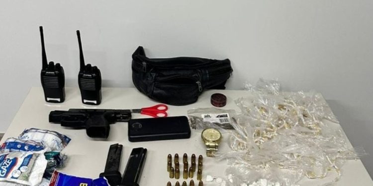 Suspeito de balear policial em Jitaúna é preso pela PM com pistola, crack, cocaína e munições