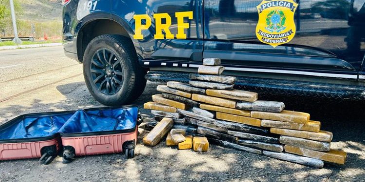 PRF apreende 33 kg de maconha em ônibus interestadual na BR-116, em Jequié