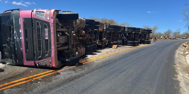 Carreta de empresa de Jaguaquara tomba na BA-026; motorista fica ferido e carga é saqueada