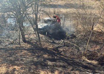 Carro cai em ribanceira e pega fogo em curva da BA-547, entre Jequié e Apuarema; três jovens ficam feridos
