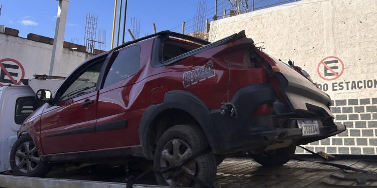 Fiat Strada capota na BA-545, na zona rural de Jaguaquara