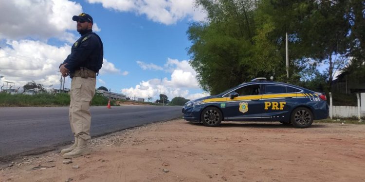 PRF resgata homem desaparecido caminhando desorientado na BR-116, em Jaguaquara