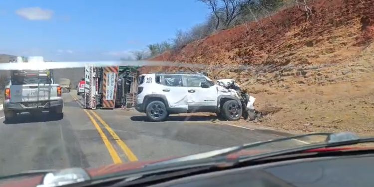 Carreta cegonha carregada de automóveis tomba e interdita parcialmente a BA-026