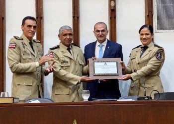 Hassan concede título de cidadão baiano ao coronel PM Taylon Cavalcante