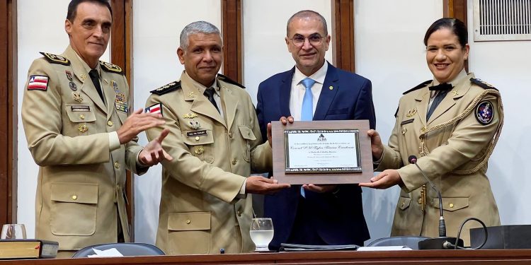 Hassan concede título de cidadão baiano ao coronel PM Taylon Cavalcante
