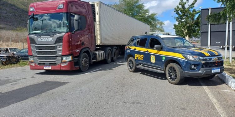PRF apreende caminhão com sinais de adulteração na BR-116, em Jequié