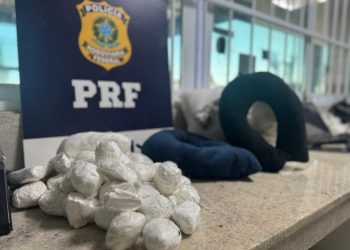PRF apreende 4,5 kg de cocaína em travesseiros e almofadas na BR-116, em Vitória da Conquista