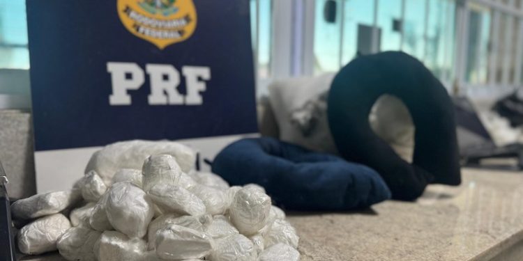 PRF apreende 4,5 kg de cocaína em travesseiros e almofadas na BR-116, em Vitória da Conquista