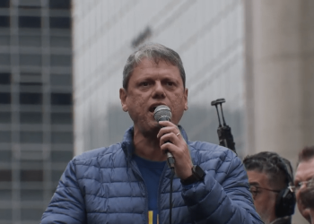 Ninguém aguenta mais tirania de um ministro como Moraes, diz Tarcísio
