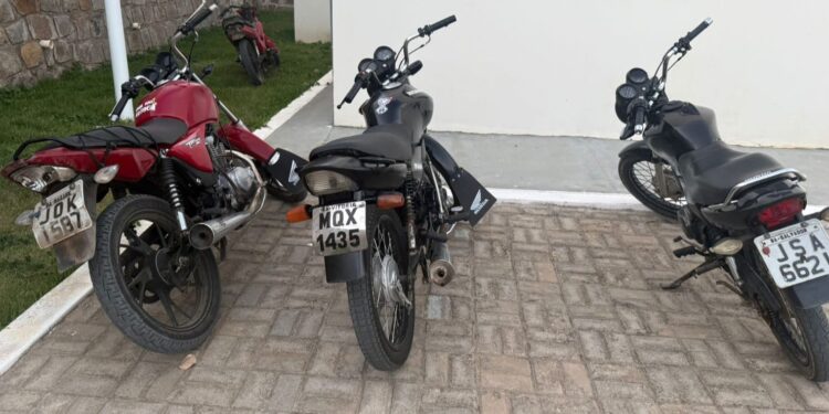 PM realiza operação e apreende motocicletas com escapamentos adulterados em Cravolândia