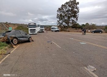 Acidente entre carro e carreta deixa um ferido e espalha soja na pista em Maracás