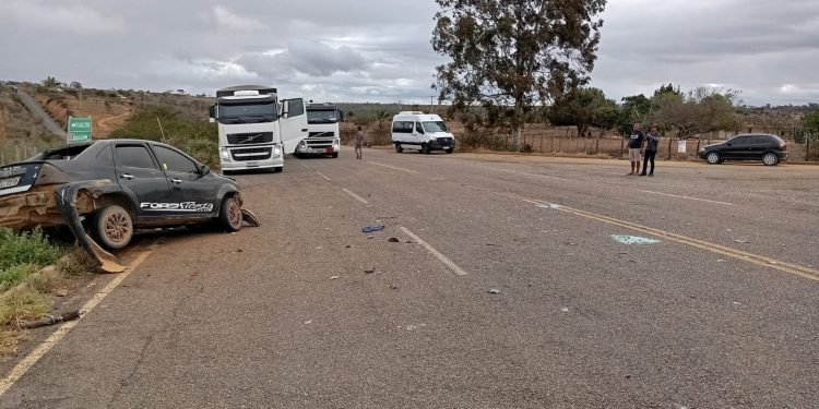 Acidente entre carro e carreta deixa um ferido e espalha soja na pista em Maracás