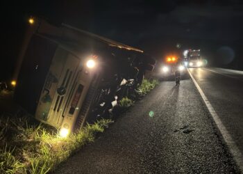 Caminhão tomba na BR-116 em Jequié; rodovia ficou interditada durante destombamento