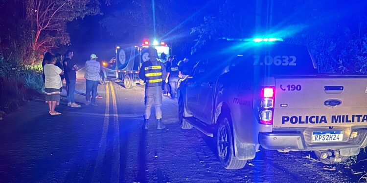 Homem morre e duas pessoas ficam feridas após carro capotar na BA-537, entre Gandu e Nova Ibiá