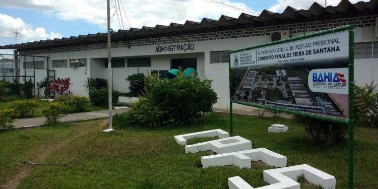 Três detentos fogem do Conjunto Penal de Feira de Santana após violação de cela