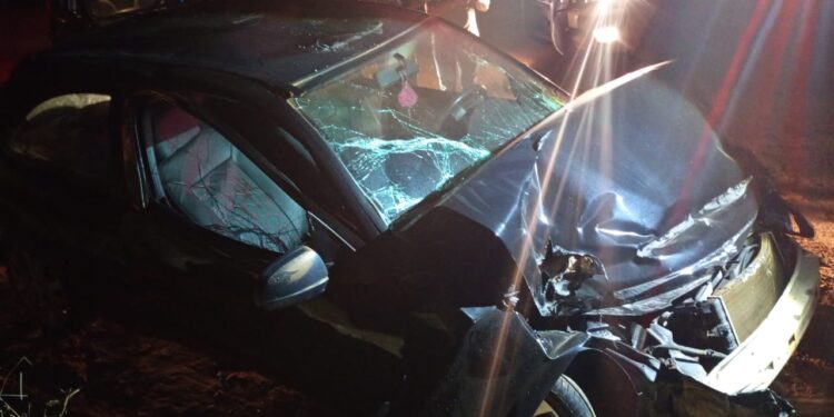 Carro bate em caminhão parado na BA-250, entre Maracás e Lagedo do Tabocal