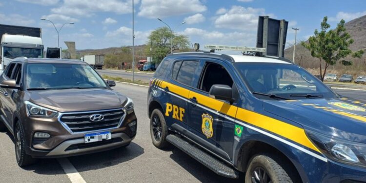 Em Jequié, PRF recupera carro roubado em Salvador há quase três anos