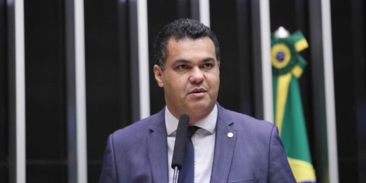 Deputado baiano Dal Barreto é alvo da Operação Overclean, da Polícia Federal