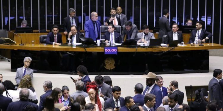 Câmara impõe derrota ao governo Lula e derruba MP que unificava imposto sobre investimentos