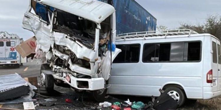 Motorista morre e 4 ficam feridos em acidente entre van que fazia linha Irajuba-Jaguaquara e caminhão na BR-116