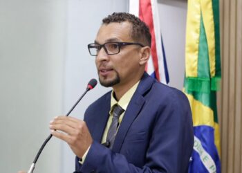 Câmara de Jaguaquara suspende mandato de vereador por 30 dias após denúncia de assédio a advogada