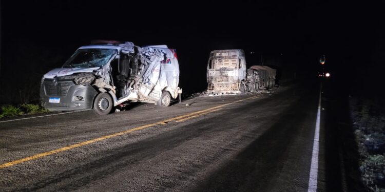 Ambulância colide com carreta que havia pegado fogo na BA-026, no trecho de Maracás