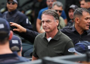 Ministro Alexandre de Moraes decreta prisão preventiva de Jair Bolsonaro, que é levado a sede da PF