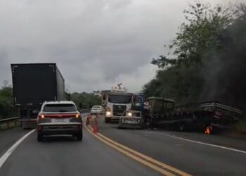 Colisão entre carro e caminhão provoca incêndio na BR-116, próximo a Lafaiete Coutinho