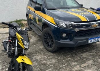 PRF recupera motocicleta roubada transportada em ônibus na BR-116, em Vitória da Conquista