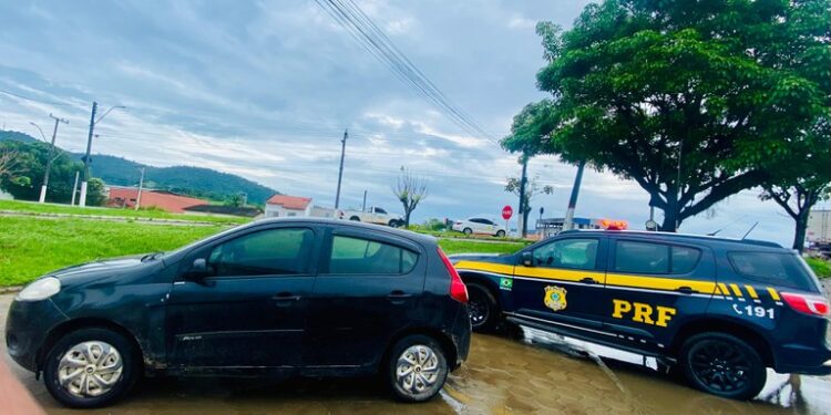 PRF recupera veículo com registro de furto, durante fiscalização na BR-330, em Ipiaú