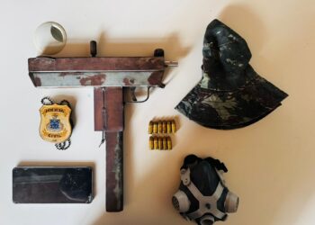 Polícia Civil apreende submetralhadora e conduz mulher por posse de material ilícito em Jaguaquara