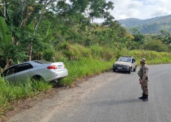 Motorista perde o controle e carro bate em árvore na BA-547, em Jequié