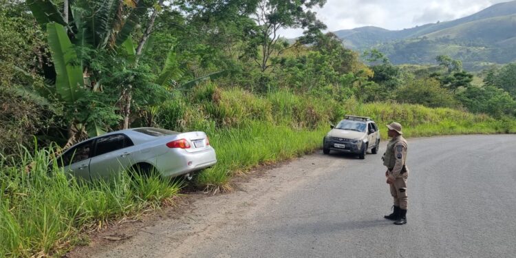 Motorista perde o controle e carro bate em árvore na BA-547, em Jequié