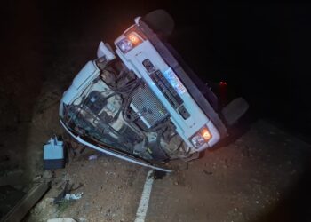 Caminhão carregado com trilhos tomba na BA-026 e deixa uma pessoa ferida, em trecho entre Maracás e Contendas do Sincorá