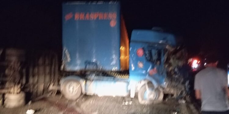 Acidente com micro-ônibus da Prefeitura de Ipiaú na BR-116 deixa dois mortos e vários feridos