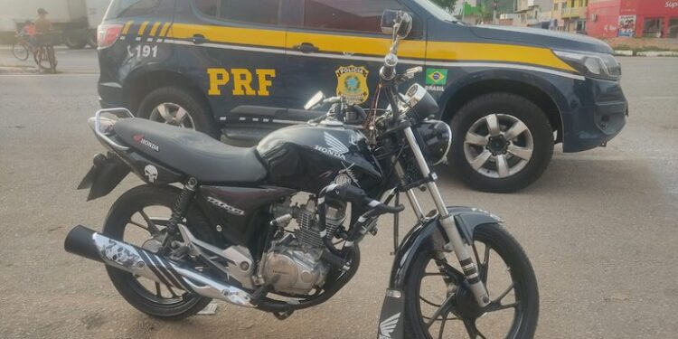Homem compra motocicleta por R$ 6 mil e acaba preso pela PRF em Manoel Vitorino