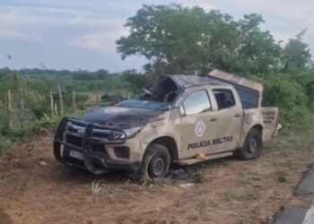 Viatura da PM capota na BA-142, entre Wagner e Utinga, na Chapada Diamantina