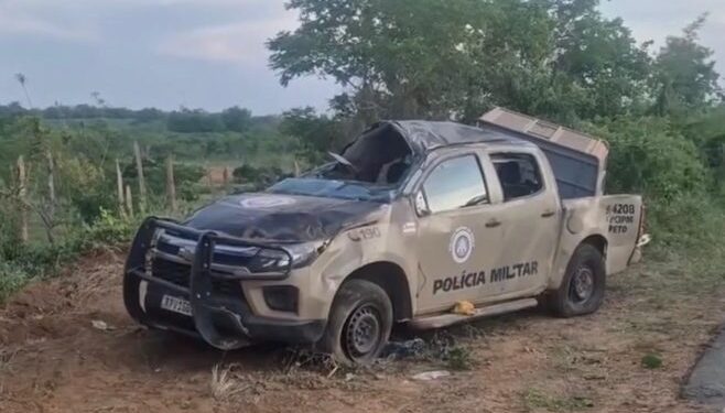 Viatura da PM capota na BA-142, entre Wagner e Utinga, na Chapada Diamantina